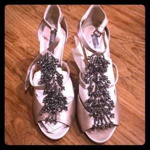 Like-new pair of heals to zhuzh up any outfit!